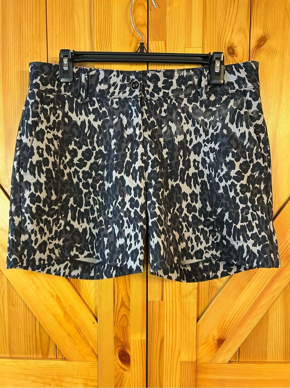 Isaac Mizrahi New York Women's Leopard Tailored Short Size 6 (0685)